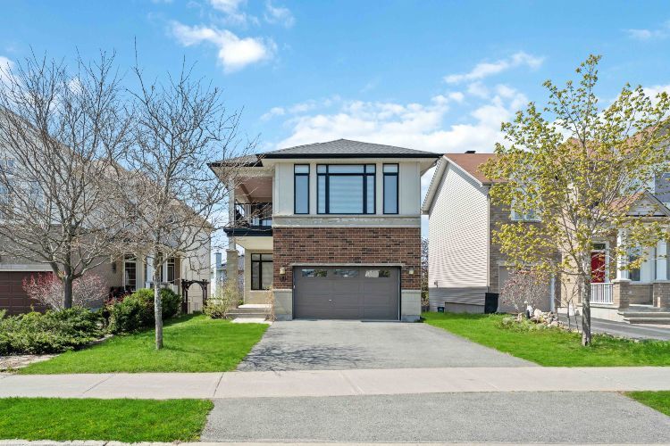 Absolutely gorgeous 4 beds, 4 baths Urbandale home in the highly desirable neighborhood of Bridlewood in Kanata.